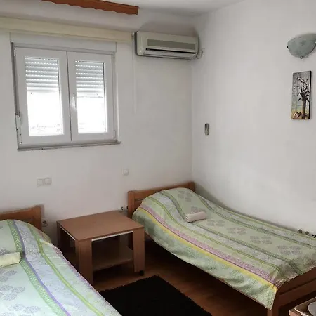 Anja Πανσιόν Μόσταρ